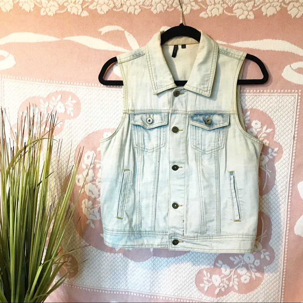 Quinn - sleeveless light denim jacket